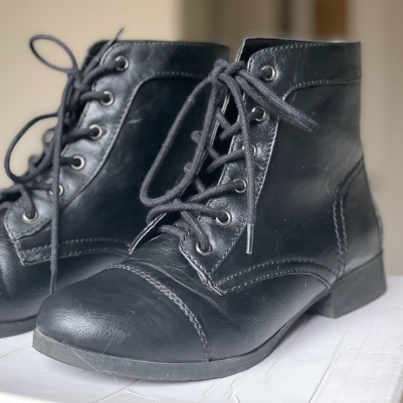 Low heel Black laced booties - Picture 1 of 2